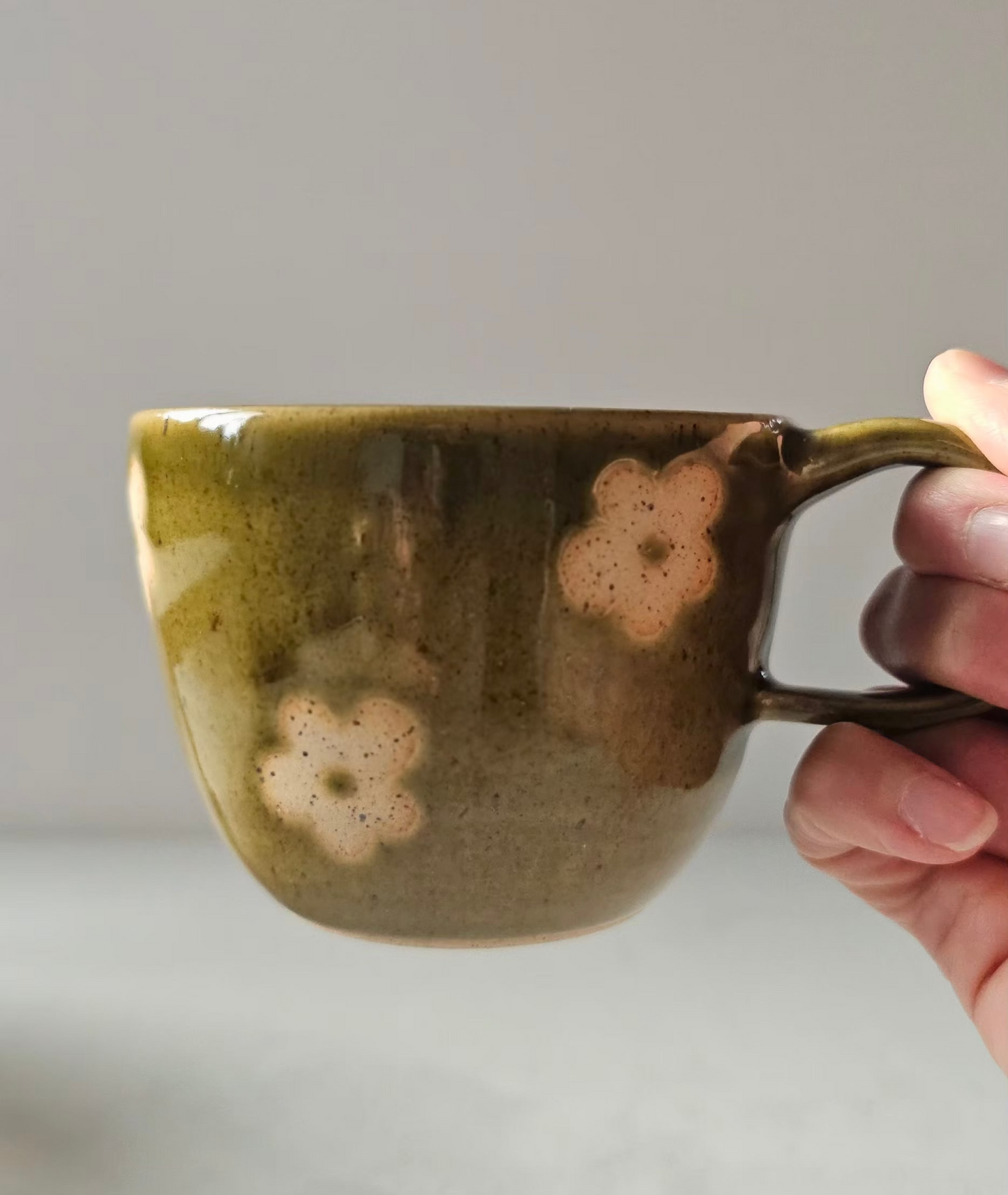 Tasse à thé verte à motifs floraux