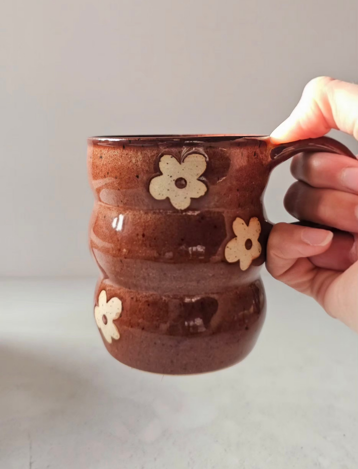 Tasse ondulé à motifs floraux bourgogne