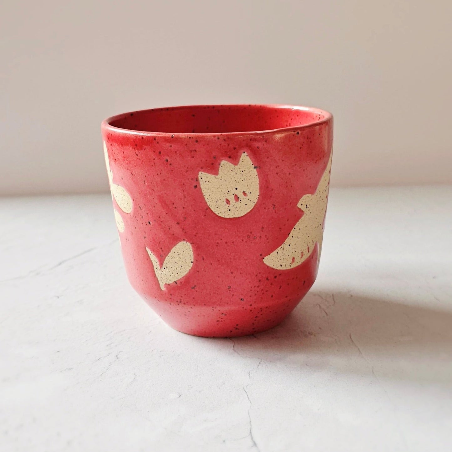 Grande tasse aux motifs floraux rouge