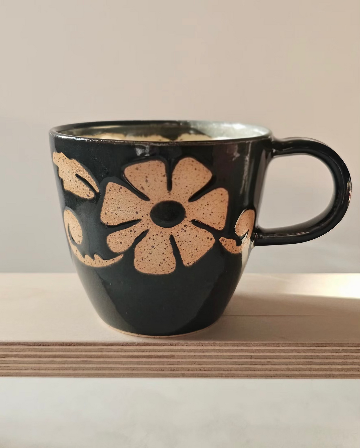 Grande tasse à motif fleurs noire lustrée