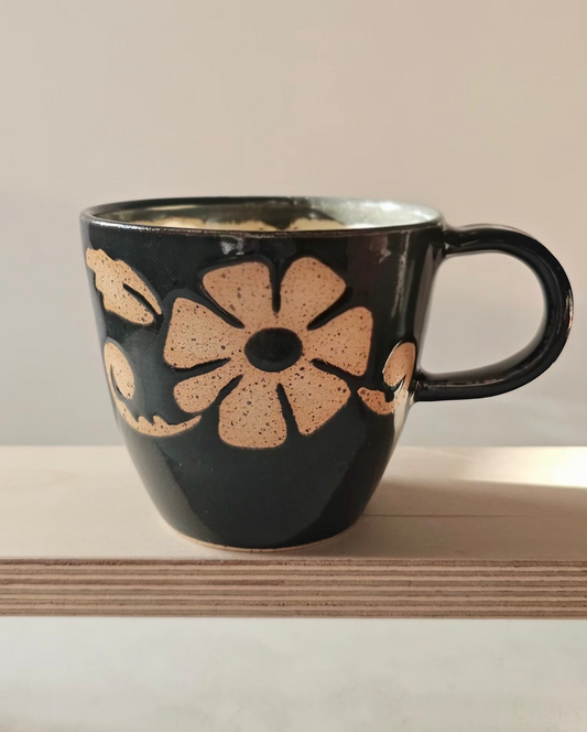 Grande tasse à motif fleurs noire lustrée