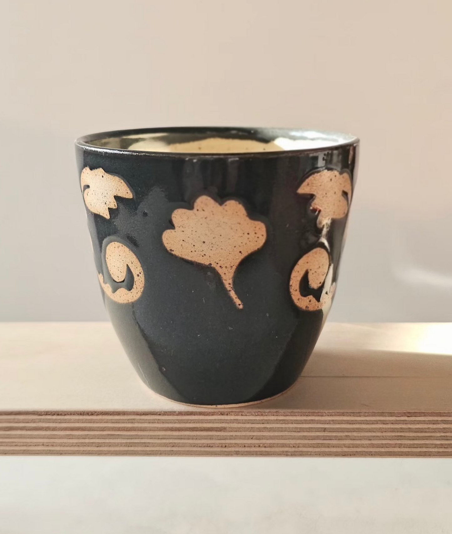 Grande tasse à motif fleurs noire lustrée