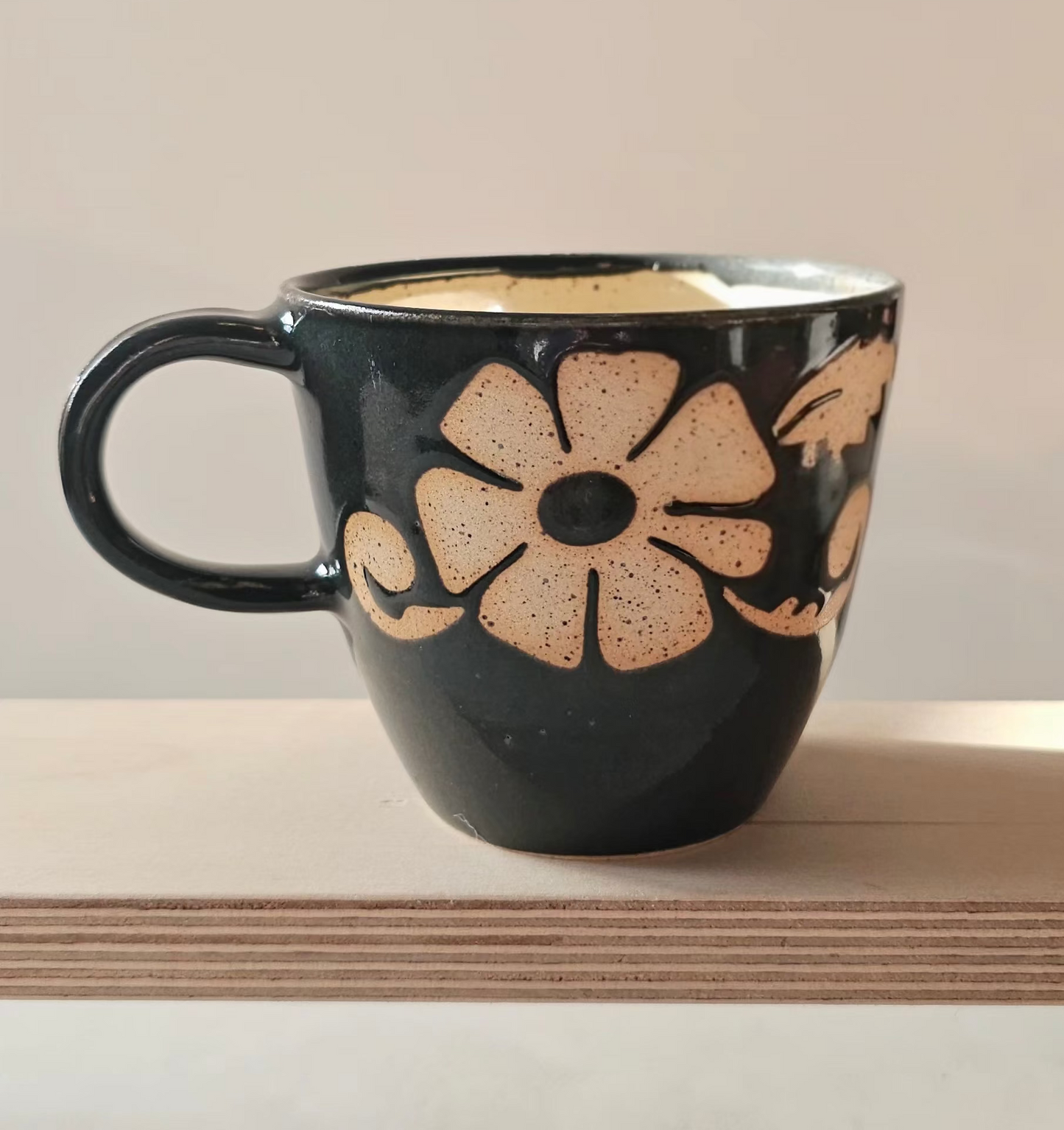 Grande tasse à motif fleurs noire lustrée