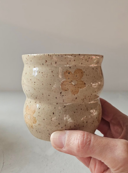 Gobelet ondulé à motifs floraux naturelle