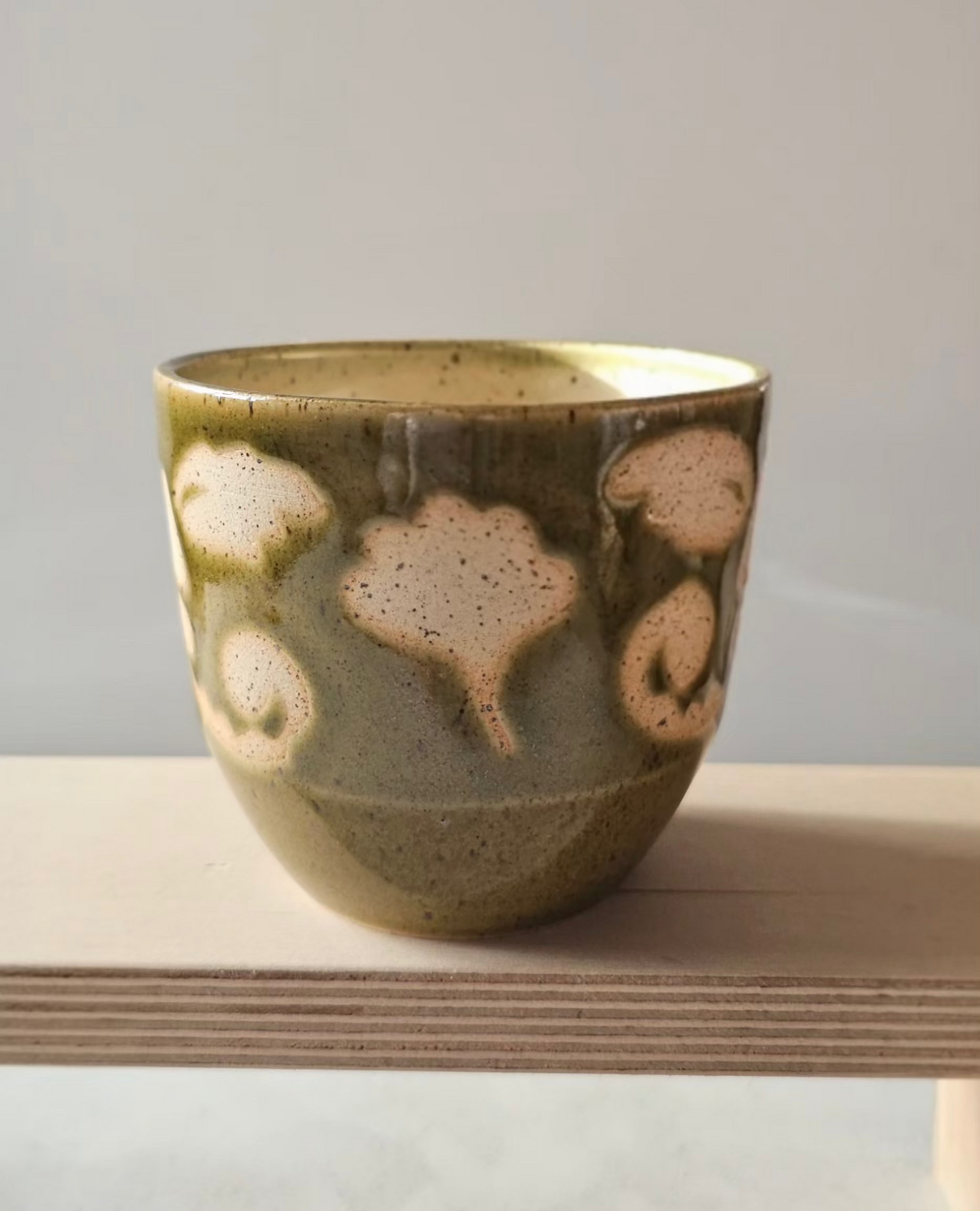 Grande tasse aux motifs floraux verte