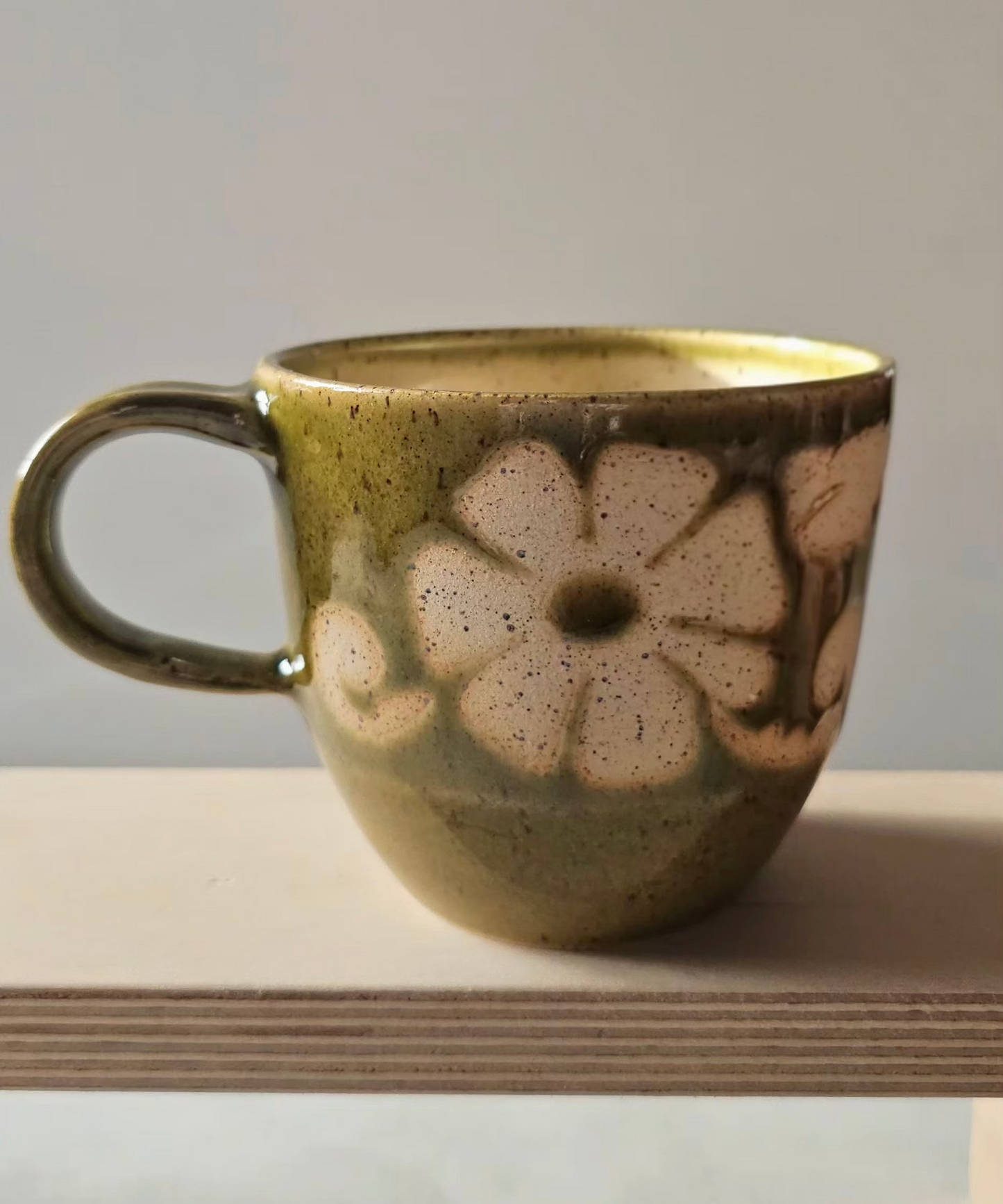 Grande tasse aux motifs floraux verte