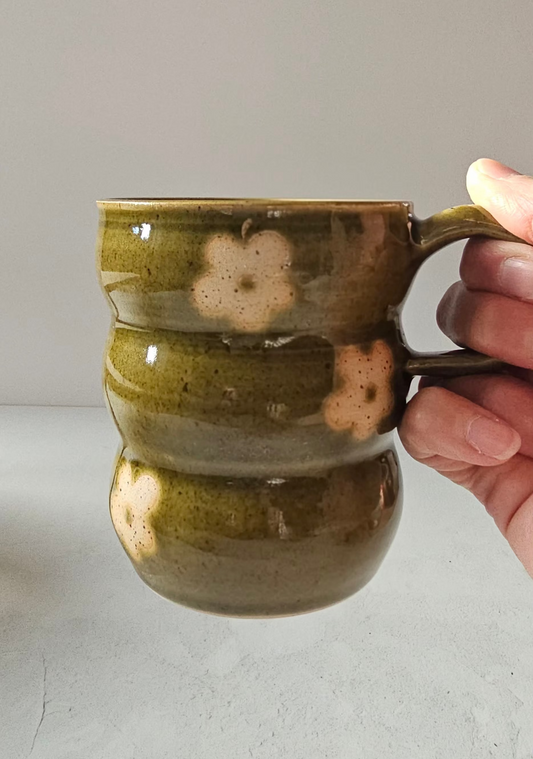 Tasse ondulé à motifs floraux verte