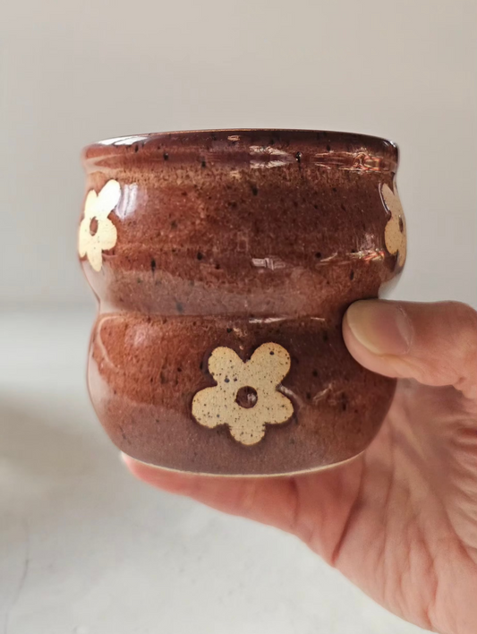 Gobelet ondulé à motifs floraux bourgogne