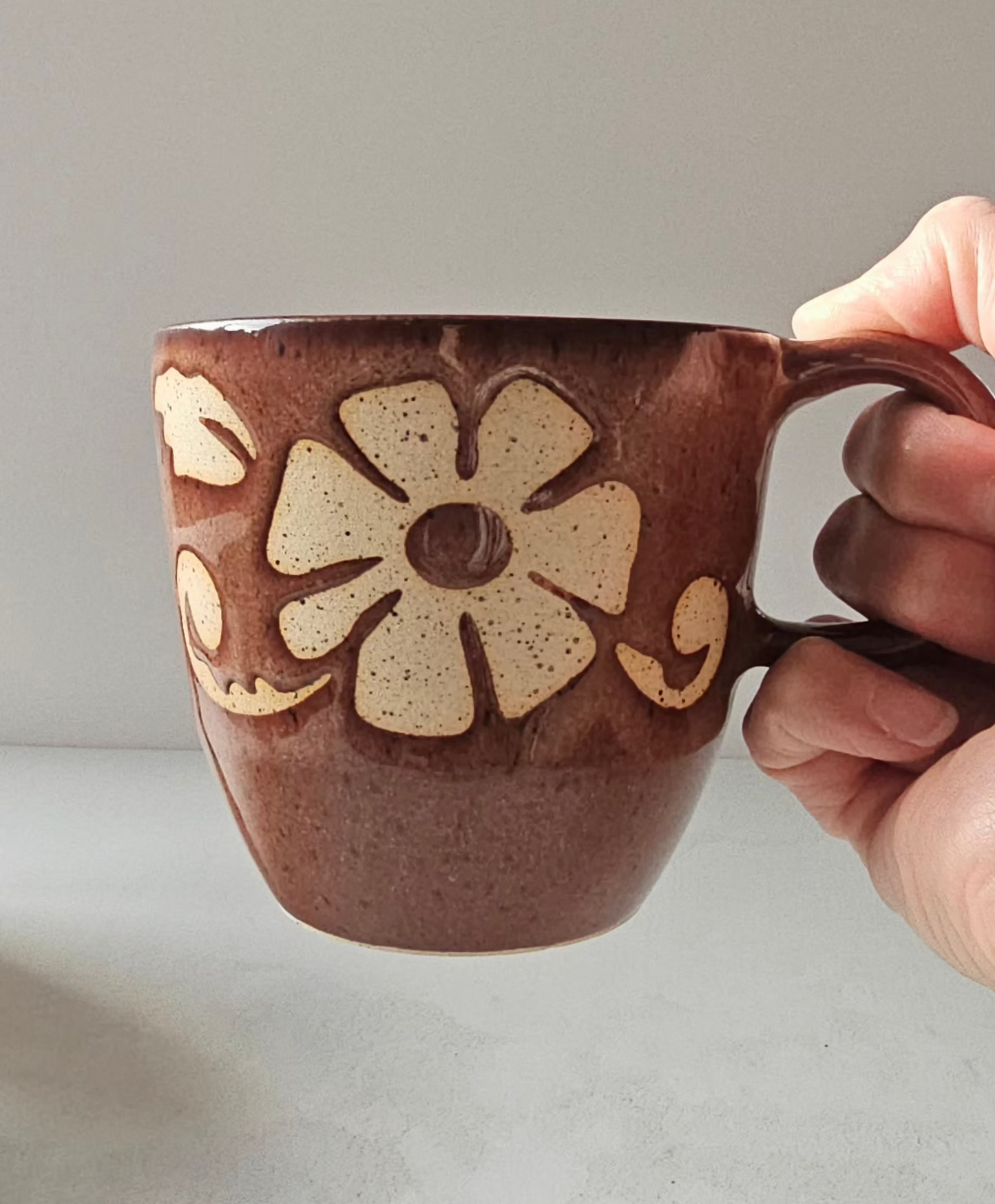Grande tasse à motifs floraux bourgogne