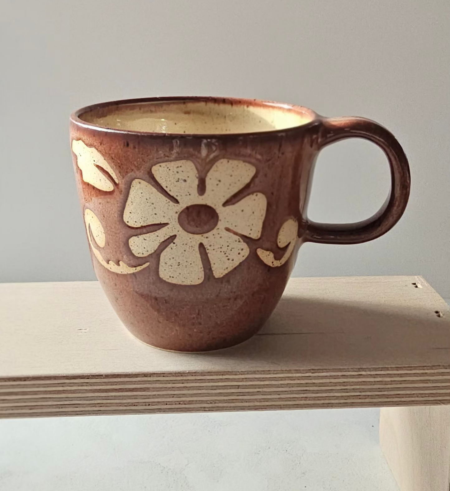 Grande tasse à motifs floraux bourgogne