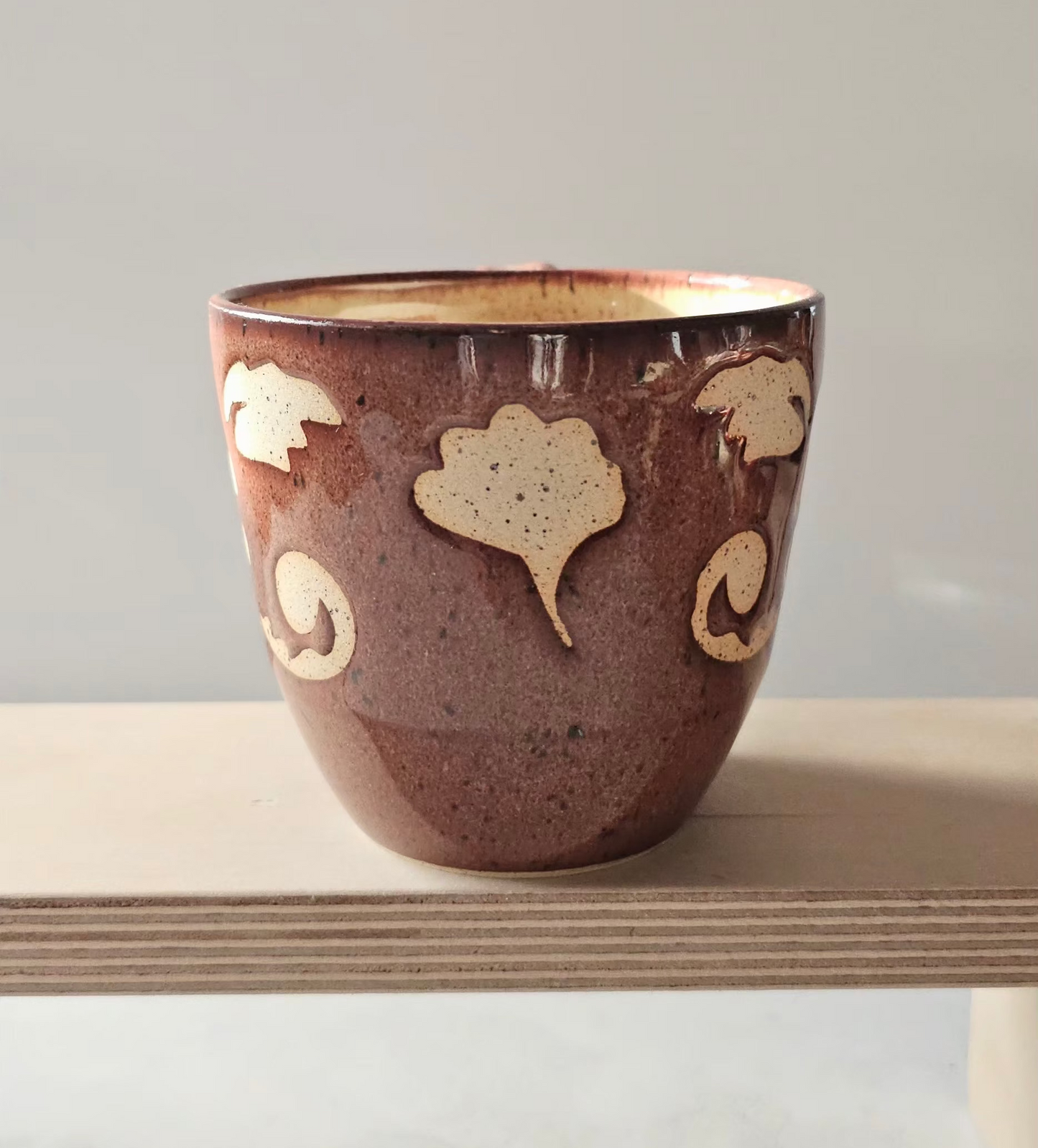 Grande tasse à motifs floraux bourgogne
