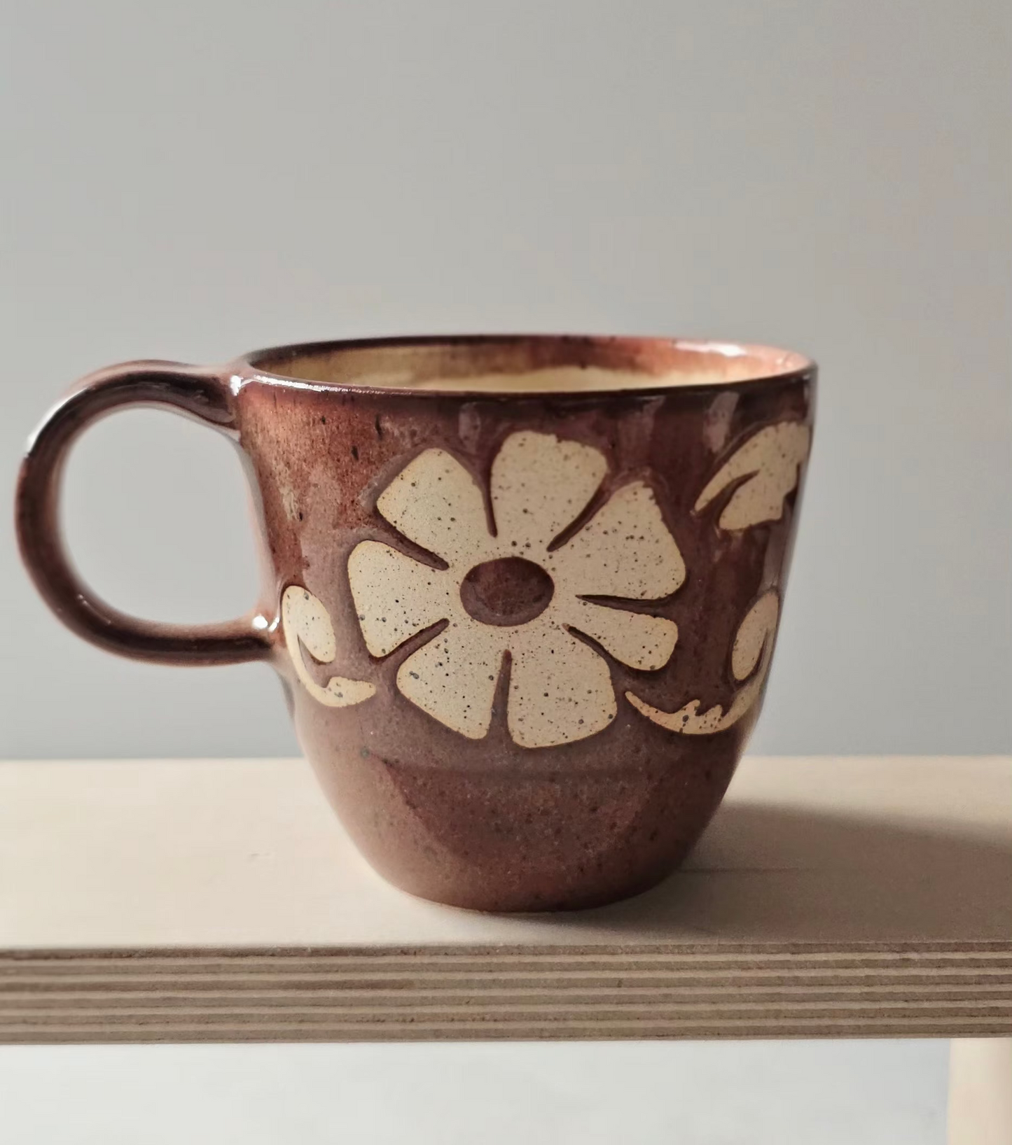 Grande tasse à motifs floraux bourgogne