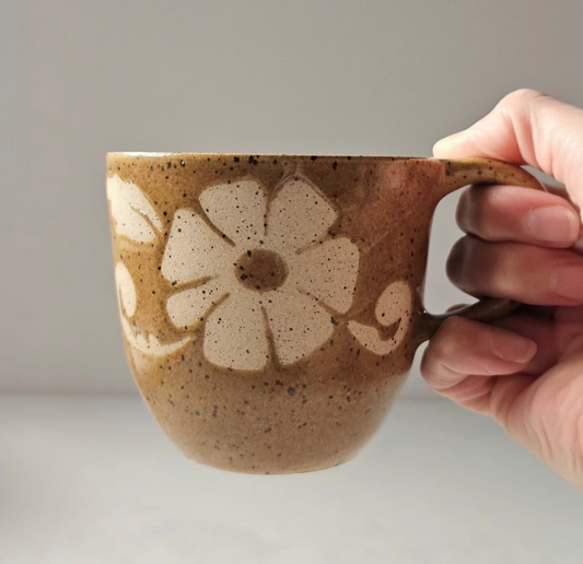 Grande tasse à motifs floraux jaune foncée