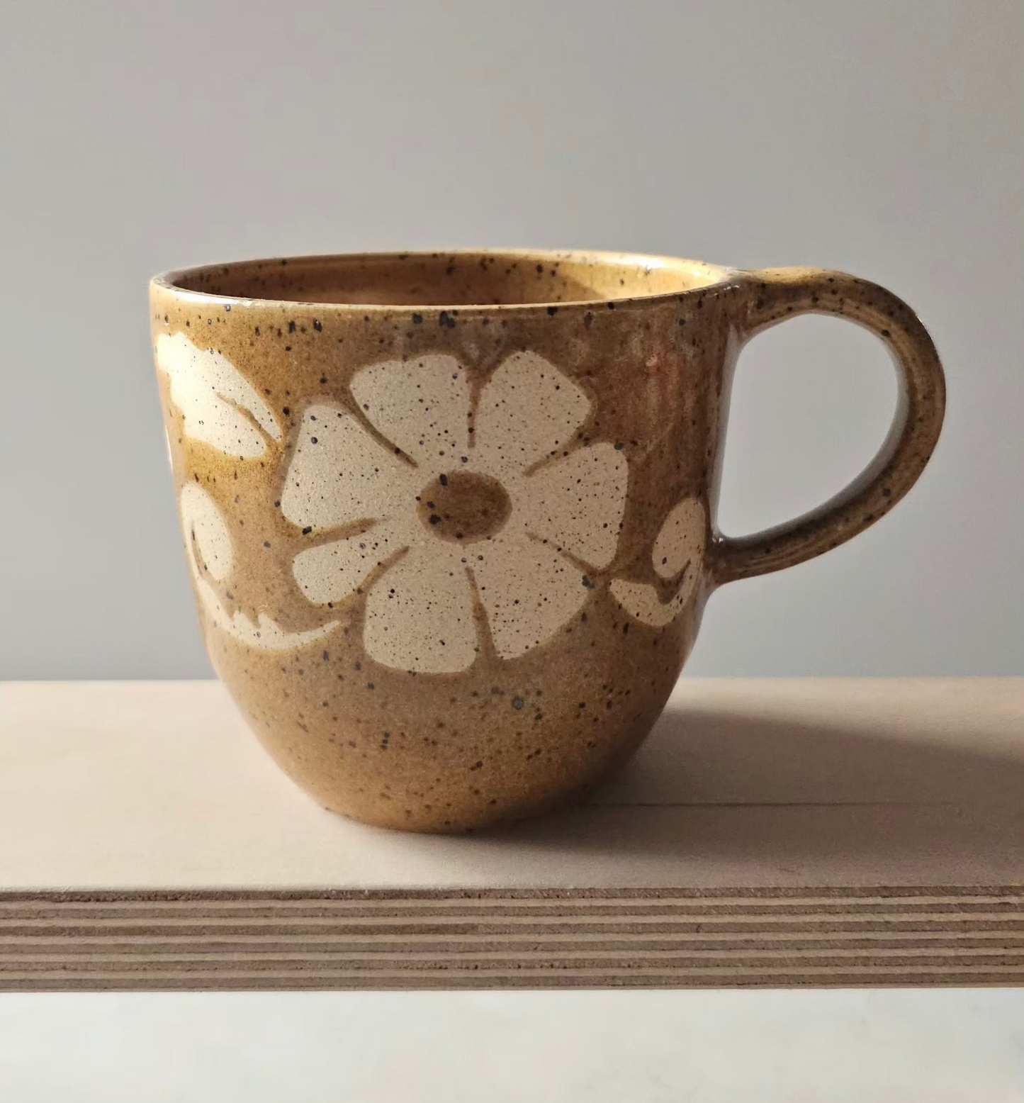 Grande tasse à motifs floraux jaune foncée