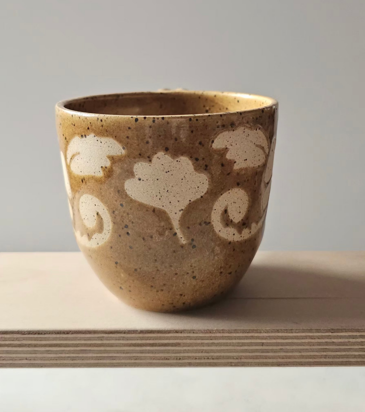 Grande tasse à motifs floraux jaune foncée