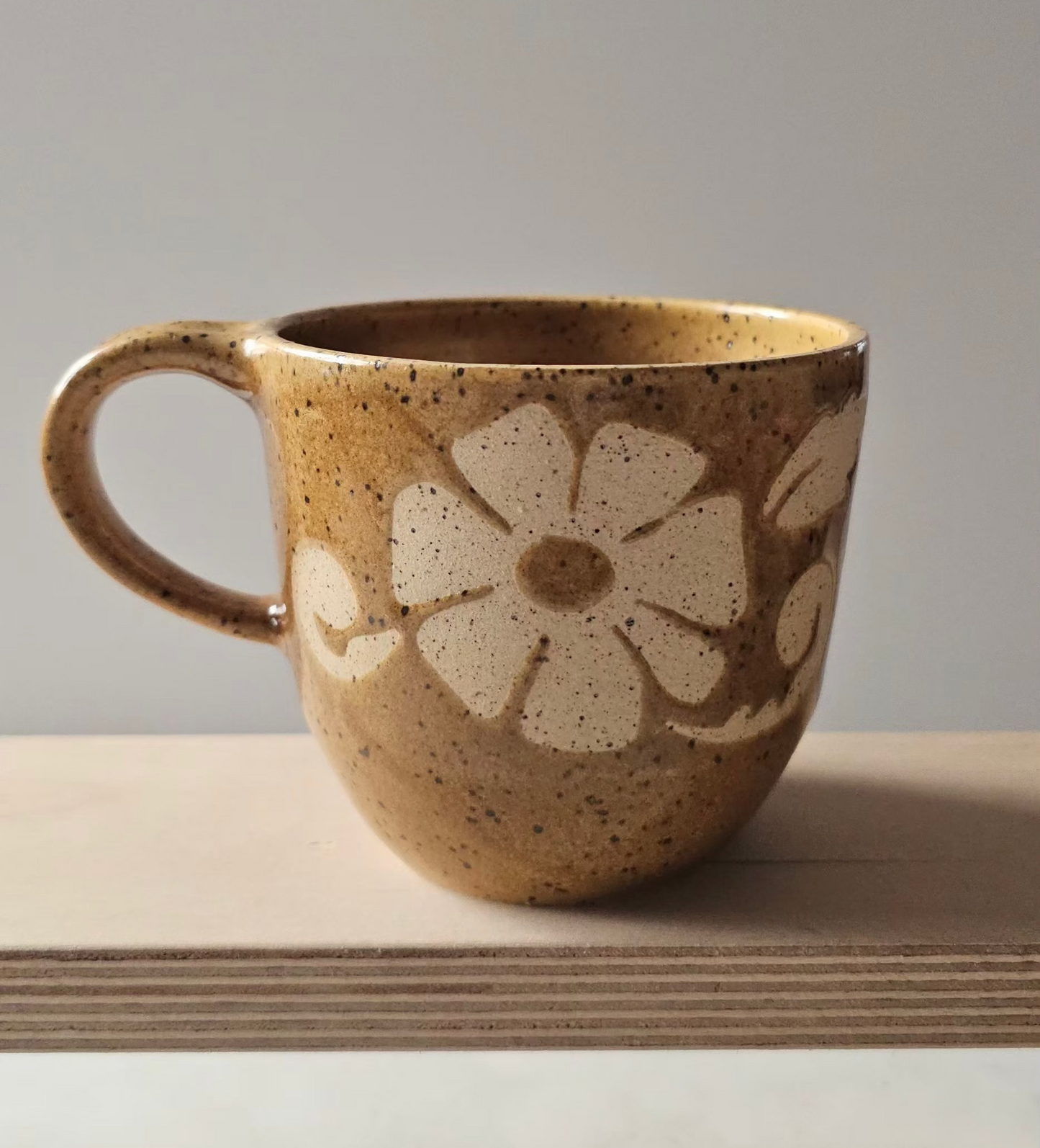 Grande tasse à motifs floraux jaune foncée