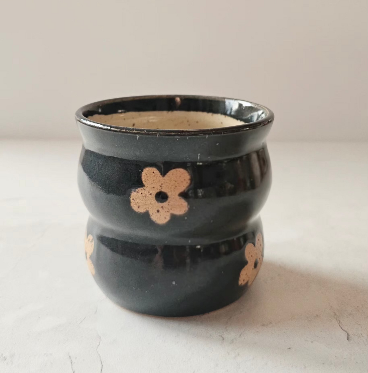 Gobelet ondulé à motifs floraux noir lustrée