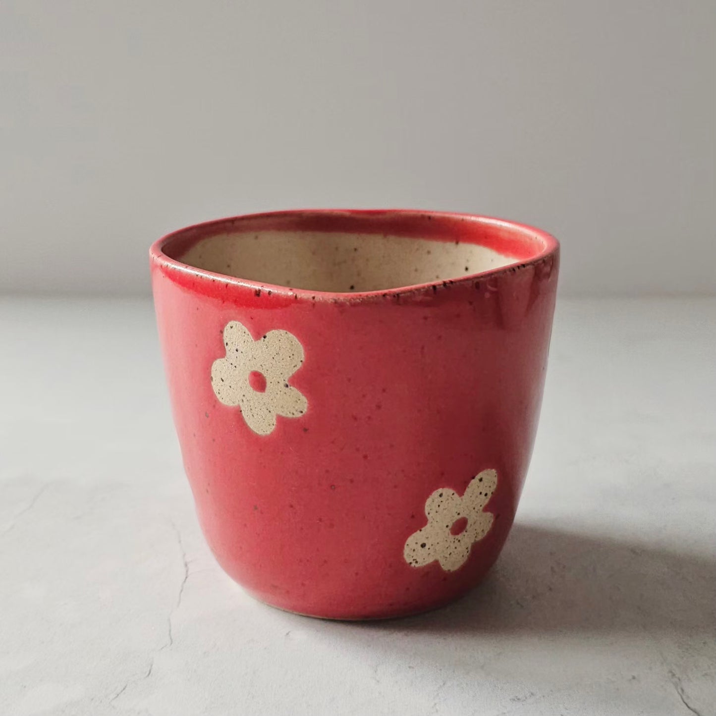 Gobelet en forme de cœur rouge à motifs floraux