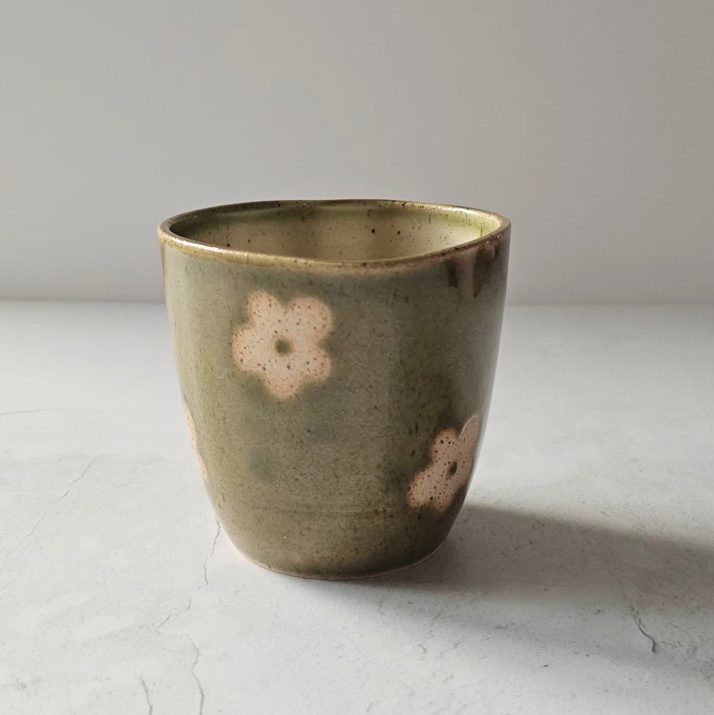 Gobelet en forme de cœur vert à motifs floraux