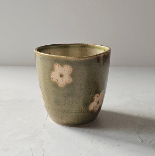 Gobelet en forme de cœur vert à motifs floraux