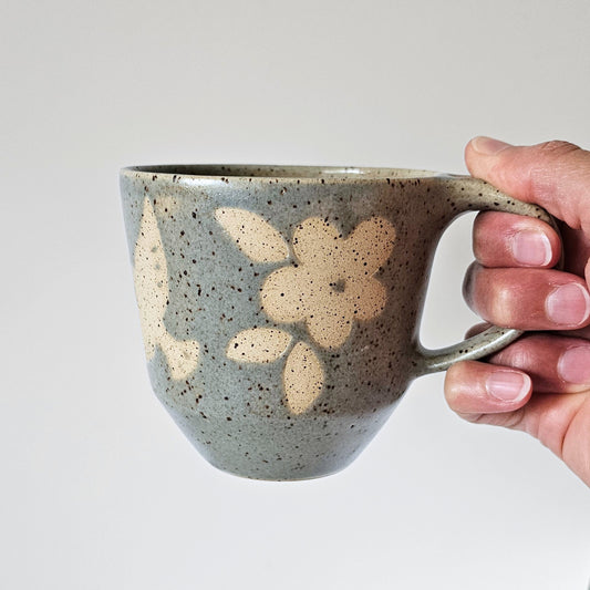 Grande tasse aux motifs floraux sauge