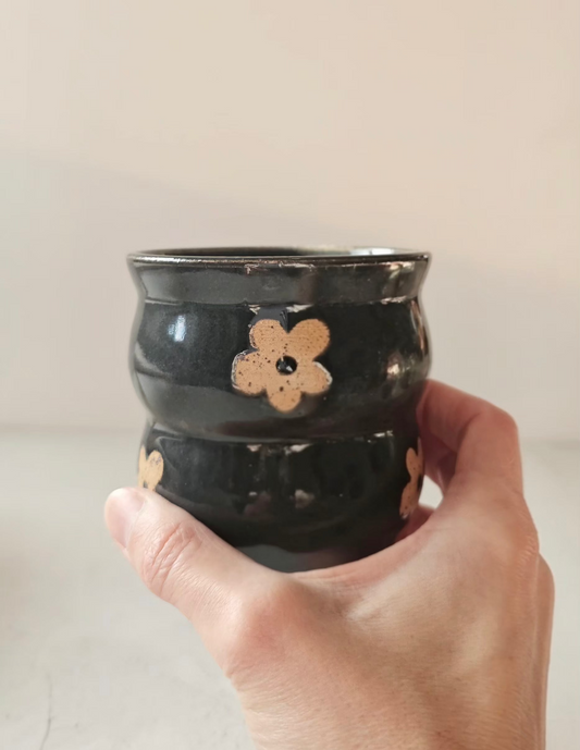 Gobelet ondulé à motifs floraux noir lustrée