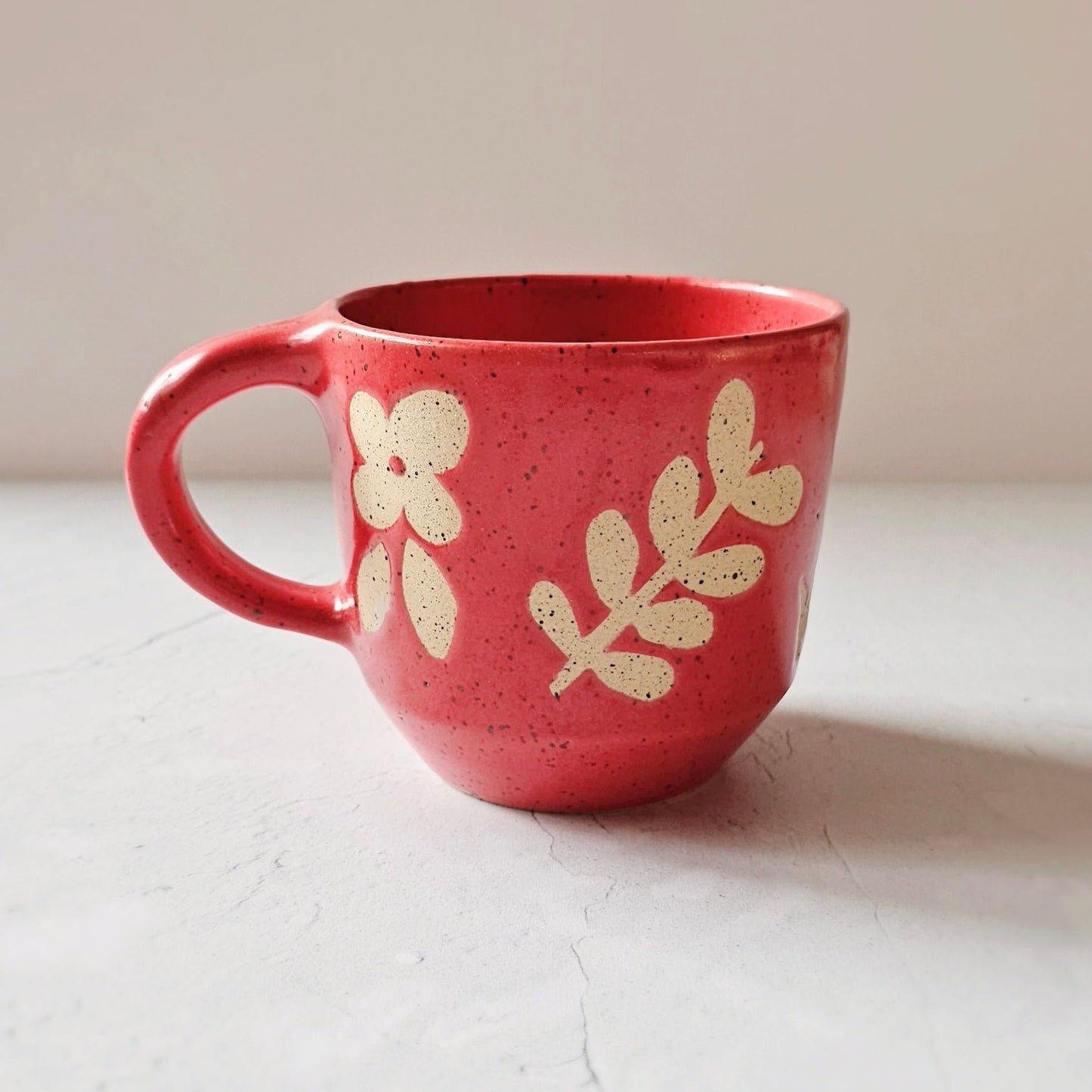 Grande tasse aux motifs floraux rouge