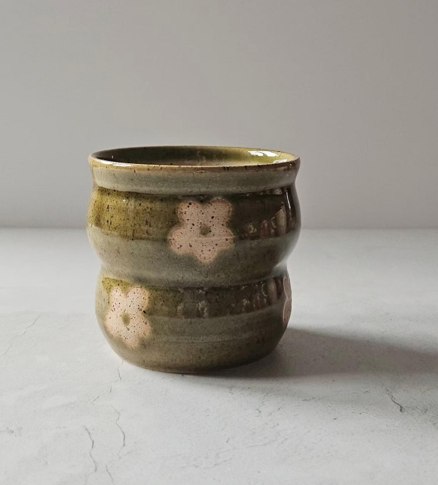 Gobelet ondulé à motifs floraux vert