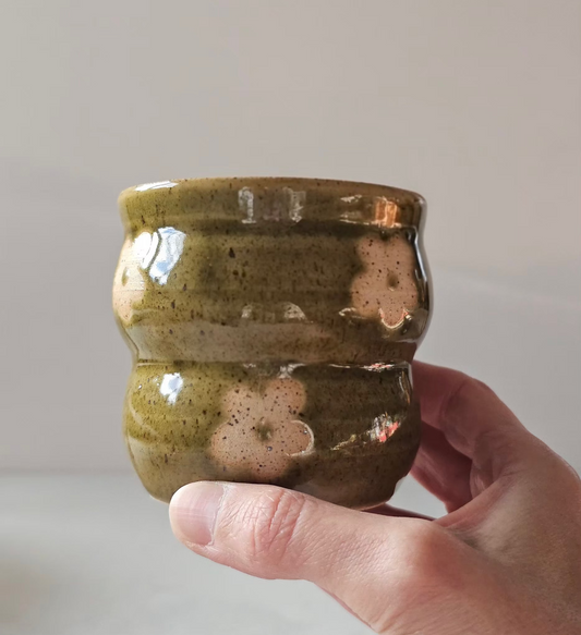 Gobelet ondulé à motifs floraux vert