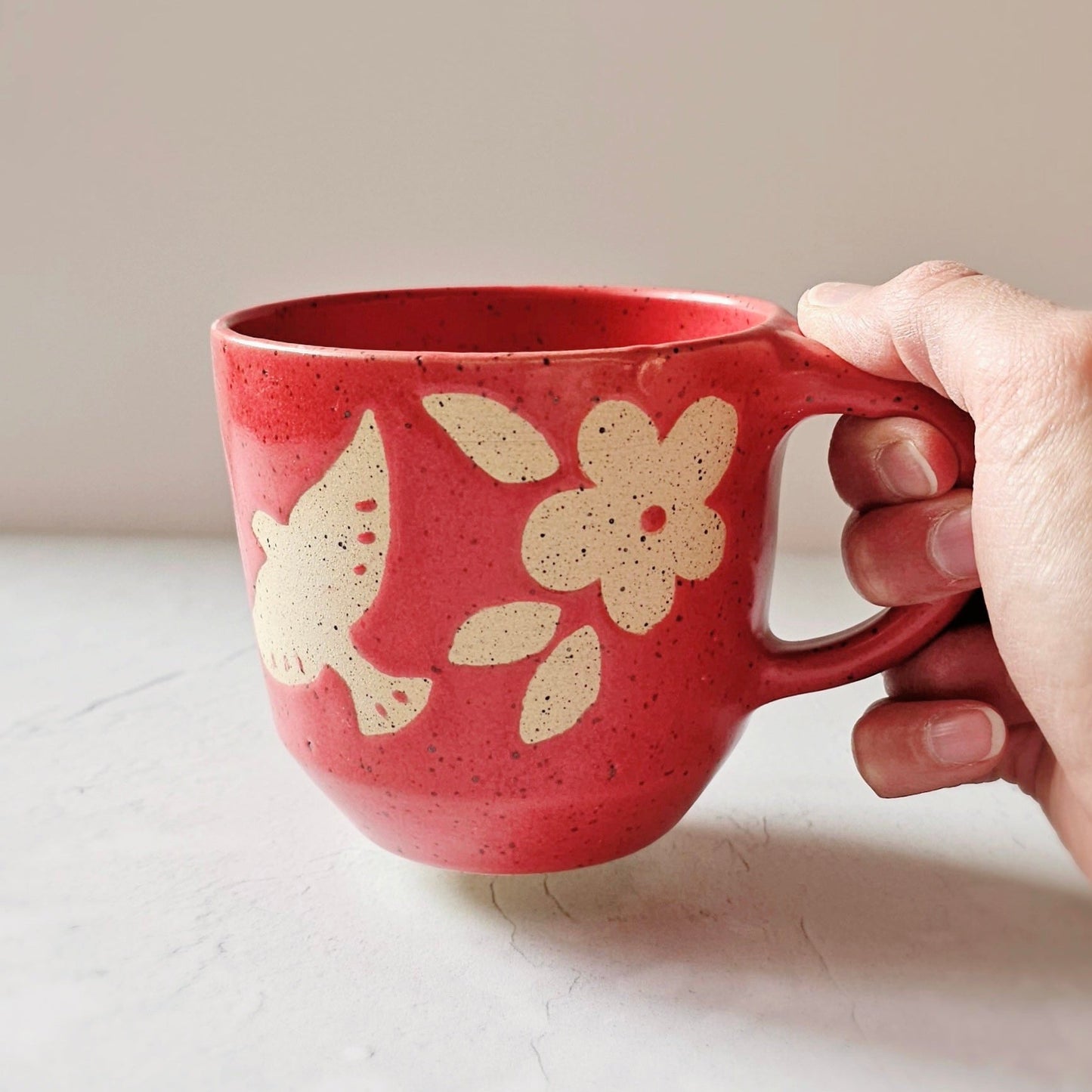 Grande tasse aux motifs floraux rouge
