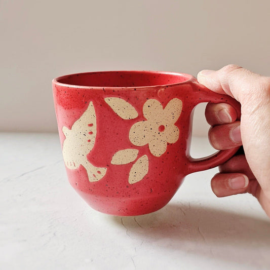 Grande tasse aux motifs floraux rouge